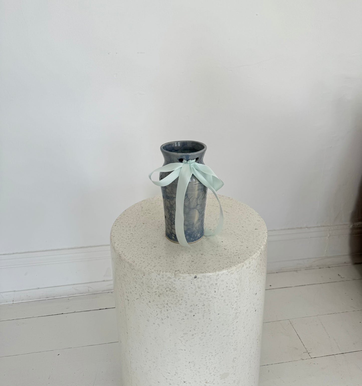 Bee pollen Vase