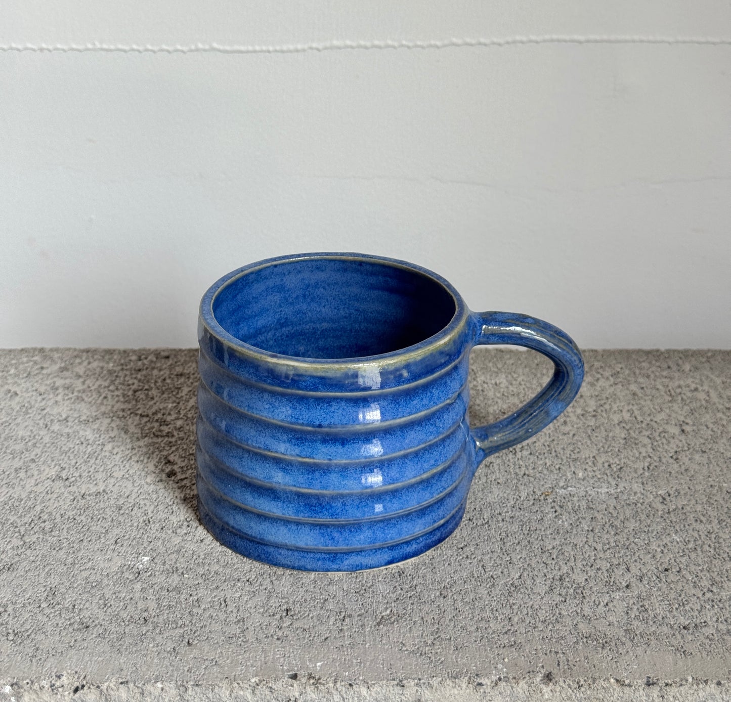 Blue ribbed mug
