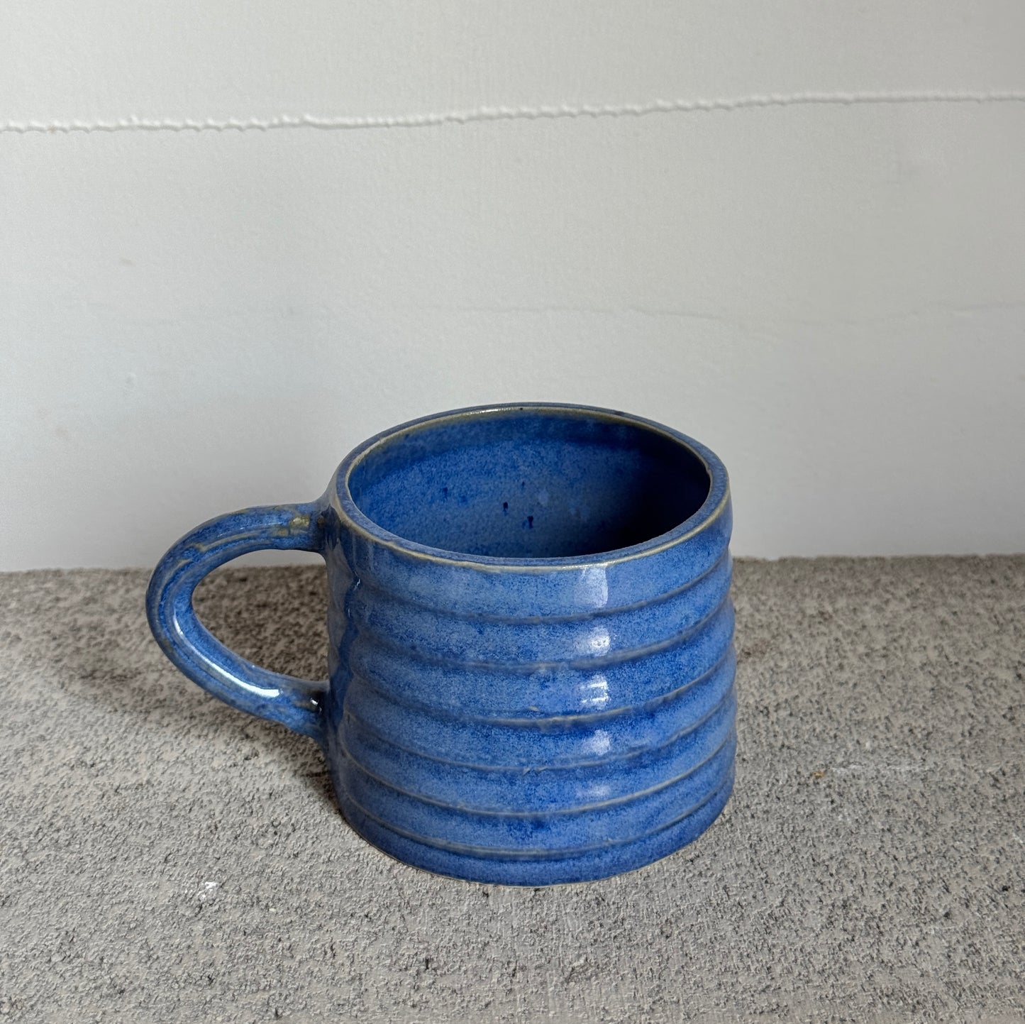 Blue ribbed mug