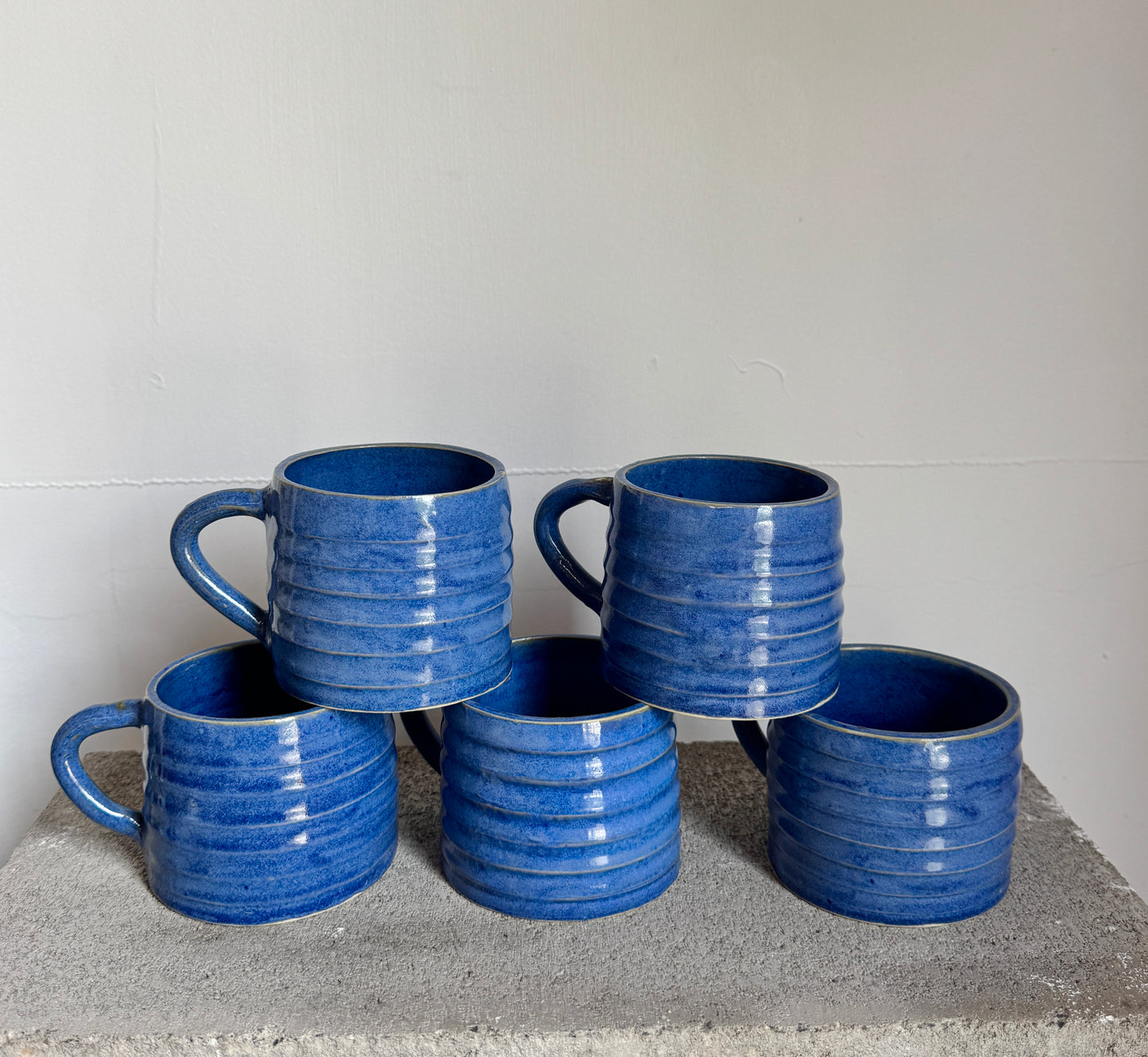 Blue ribbed mug