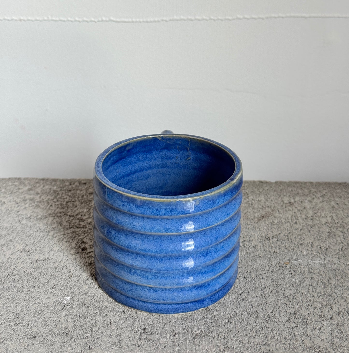 Blue ribbed mug